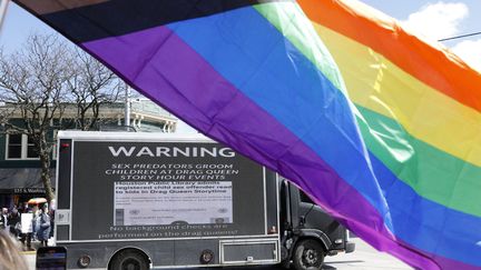 Un drapeau arc-en-ciel et un camion homophobe, lors d'une manifestation à Royal Oak, aux États-Unis, le 11 mars 2023. Photo d'illustration. (JEFF KOWALSKY / AFP)