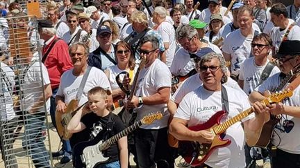 400 guitaristes offrent un concert géant en hommage à Johnny Hallyday au Festival les Elyziks de Saint-Quentin (Aisne), le 15 juin 2019 (LES ELYZIKS)