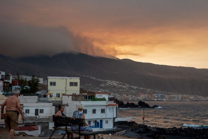 Un nuage de fumée au-dessus de la ville de Candelaria, le 17 août 2023, provoqué par l'incendie qui s'est déclaré l'avant-veille dans la région, aux Canaries (Espagne). (DESIREE MARTIN / AFP)