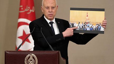 Le président tunisien Kais Saied présente le nouveau gouvernement, le 11 octobre 2021 à Tunis. (- / TUNISIAN PRESIDENCY)