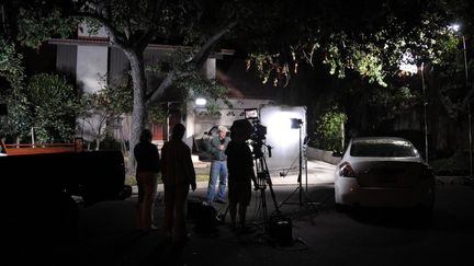 Une &eacute;quipe de t&eacute;l&eacute;vision se pr&eacute;pare &agrave; assurer un direct depuis la maison de l'homme suspect&eacute; d'&ecirc;tre l'auteur du film "L'innocence des musulmans", le 13 septembre 2012, &agrave; Cerritos (Californie, Etats-Unis). (JOE KLAMAR / AFP)