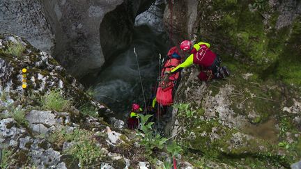 Des pompiers de l'unité Secours en Milieux Périlleux et Montagne s'entraînent dans les cascades de&nbsp;Cerveyrieu. (France 3 Lyon)