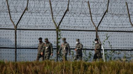 Des soldats sud-coréens patrouillent le long de la zone démilitarisée (DMZ) sur la côte entre la Corée du Nord et la Corée du Sud, le 6 octobre 2020 (ED JONES / AFP)