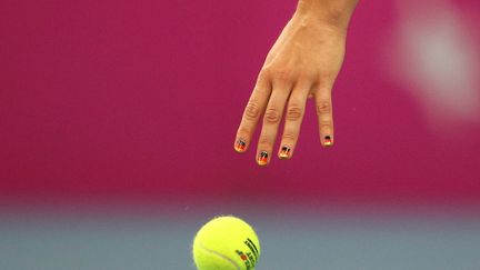 L'Allemande Sabine Lisicki au service face &agrave; la Tch&egrave;que Iveta Benesova lors de la Fed Cup &agrave; Stuugart (Allemagne), le 4 f&eacute;vrier 2012. (ALEX DOMANSKI / REUTERS)