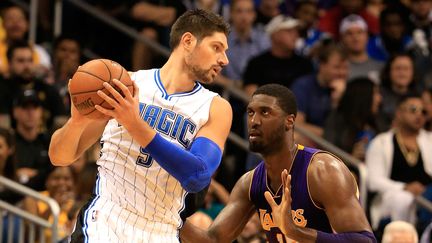 Nikola Vucevic (à gauche) a inscrit le shoot de la gagne face aux Lakers (SAM GREENWOOD / GETTY IMAGES NORTH AMERICA)