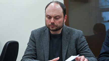 L'opposant&nbsp;à Vladimir Poutine,&nbsp;Vladimir Kara-Murza,&nbsp;lors d'une audience de son affaire au tribunal de district Basmanny, à Moscou, le 22 avril 2022. (EVGENY ODINOKOV / SPUTNIK / AFP)