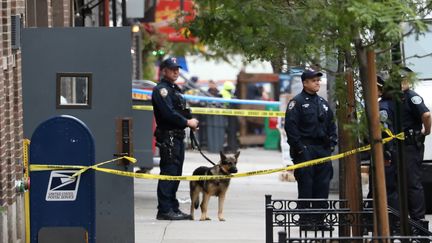 Des policiers sécurisent un secteur de Manhattan (New York) où un colis suspect a été intercepté, le 26 octobre 2018. (MIKE SEGAR / REUTERS)