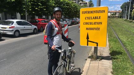 
Laurent Raffier membre de l’association Vélocités sur une des pistes transitoires. Cette ''coronapiste'' dessert le quartier des hôpitaux, à Montpellier.
 (FARIDA NOUAR / RADIO FRANCE)