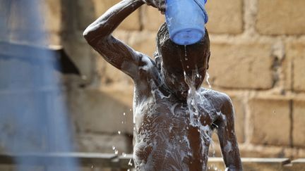 Un enfant prend sa douche dans sa maison au Togo. Plus de la moitié des Africains ne disposent pas de services d'hygiène de base, selon les Nations unies.&nbsp;&nbsp; (GODONG / BSIP)