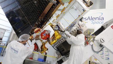 Des ingénieurs de Thales Alenia Space travaillent sur un satellite à Cannes (Alpes-Maritimes). (PATRICE LAPOIRIE / MAXPPP)