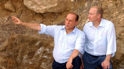 Silvio Berlusconi et Vladimir Poutine &agrave; la Villa Certosa, en Sardaigne (Italie), le 29 ao&ucirc;t 2003.&nbsp; (ITAR TASS / AP / SIPA / ITAR TASS)