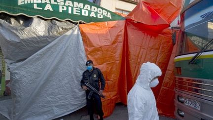 La morgue de Mexico lors de l'arrivée de corps venant de l'Etat de Tamaulipas lors d'un précédent massacre (avril 2010) (AFP/ALFREDO ESTRELLA)