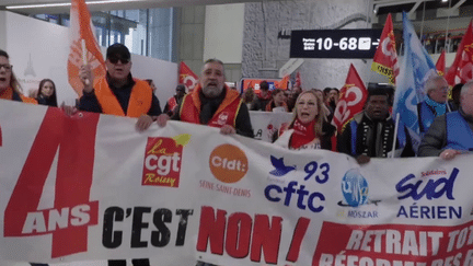 Le 1er-Mai, journée habituelle de mobilisation des travailleurs, devrait être marqué cette année par des grèves et des manifestations massives. Dans un contexte de forte contestation du gouvernement et de la réforme des retraites qu'il porte, les syndicats espèrent marquer le coup. (franceinfo)