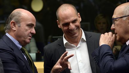 Les ministres des finances grec Yanis Varoufakis et fran&ccedil;ais Michel Sapin &agrave; Bruxelles, lors de la discussion entre la Gr&egrave;ce et ses cr&eacute;anciers. (THIERRY CHARLIER / AFP)