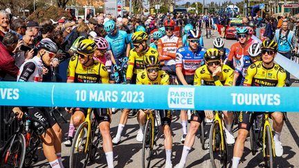 Les cyclistes avant le départ de la 6e étape de Paris-Nice, finalement annulée en raison des rafales de vent violent, le 10 mars 2023. (DAVID PINTENS / AFP)