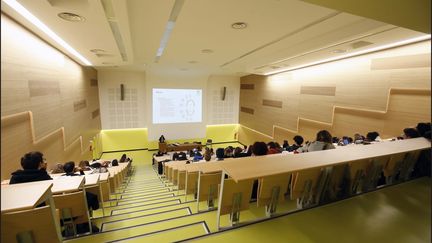 Des étudiants suivent un cours en amphithéatre, à Paris le 27 janvier 2016 (photo d'illustration). (LUC NOBOUT / MAXPPP)