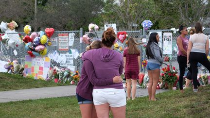 Mémorial du souvenir devant le lycée Marjory Stoneman Douglas où 17&nbsp;élèves&nbsp;ont été tués le 14 février 2018 à Parkland en Floride aux Etats-Unis. (MAXPPP)