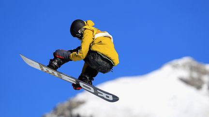 Le Japonais Yuri Okubo, en compétition de Big Air Snowboarding. (GETTY IMAGES)