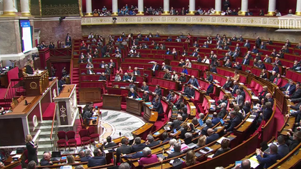 Les débats dans l’hémicycle sur la réforme des retraites se terminent dans la soirée du vendredi 17 février, probablement sans parvenir à l’article 7 qui relève l’âge du départ à la retraite à 64 ans. Deux semaines marquées par des débats houleux entre la majorité et les partis d’opposition. (France 3)