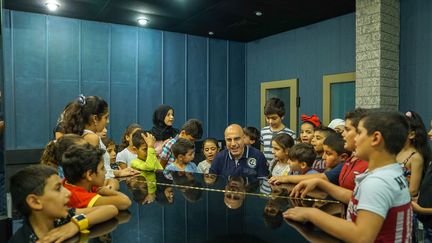 Le musicien Elias Rahbani et des enfants enregistrent une chanson avec l'Unicef. (Unicef)