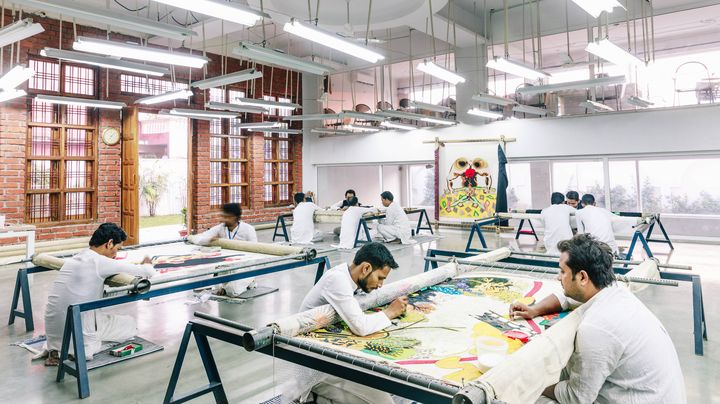 Des artisans brodeurs travaillent au&nbsp;Kalhath Institute, installé à Lucknow au nord de l'Inde. 2019&nbsp; (Kalhath Institute)