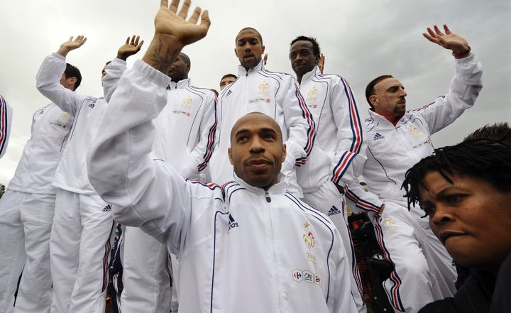 Les joueurs de l'&eacute;quipe de France saluent les habitants d'un township pr&egrave;s de Knysna, en Afrique du Sud, le 13 juin 2010. ( REUTERS)