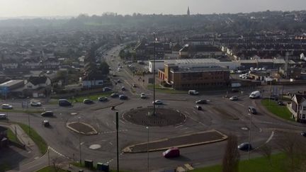 Titre peu convoité, le carrefour de Swindon a été élu le pire rond-point du monde. Situé dans l'ouest de l'Angleterre, il est composé de six ronds-points enchevêtrés. Un casse-tête pour les conducteurs. (France 2)