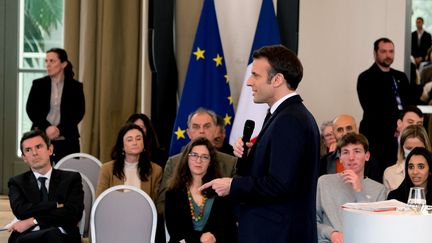 Emmanuel Macron lors d'un débat avec des habitants à Pau (Pyrénées-Atlantiques) dans le cadre de sa campagne, le 18 mars 2022. (LAURENT FERRIERE / HANS LUCAS / AFP)