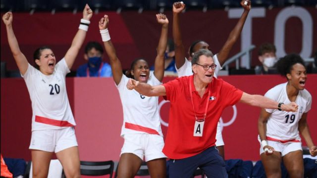 ELLES SONT EN FINALE !! Les Bleues ont battu la Suède après un combat acharné mais les Françaises, héroïques, sont qualifiées pour tenter de décrocher l'or. Quatrième équipe française qualifiée en finale en deux jours.