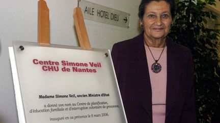 Simone Veil lors de la pose de la plaque&nbsp;du Centre de planification familiale et d'interruption de grossesse qui porte son nom, lors de son inauguration dans la cadre de la journée internationale de la femme, le 8 mars 2006. (FRANK PERRY / AFP)