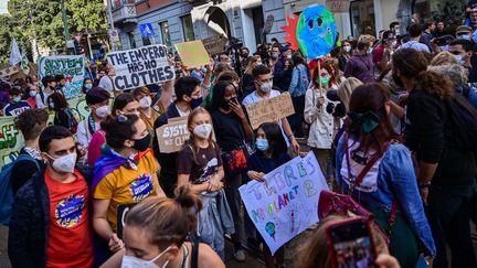 La suédoise Greta Thunberg entourée par la militante ougandaise Vanessa Nakate et les délégués français Léna Belly Le Guilloux et Sacha Ghnassia lors de la manifestation "Fridays for future" à Milan le 1er octobre 2021, en marge du sommet Youth4Climate. (MIGUEL MEDINA / AFP)