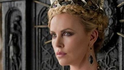 Charlize Theron en cruelle marâtre dans &quot;Blanche Neige et le chasseur&quot;
 (© Universal Pictures International France)