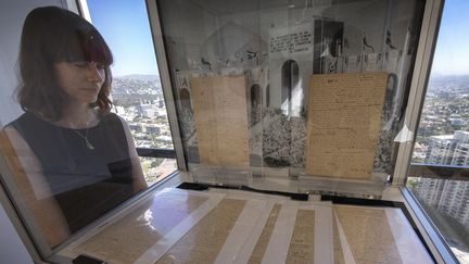 Le manuscrit original du manifeste des Jeux olympiques rédigé par Pierre de Coubertin, vendu auw enchères à New York (Etats-Unis), le 18 décembre 2019. (MARK RALSTON / AFP)