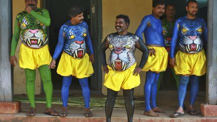 Des danseurs aux corps peints patientent avant leur spectacle lors du festival Onam &agrave; Kochi (Inde), le 21 ao&ucirc;t 2012. (SIVARAM V / REUTERS)