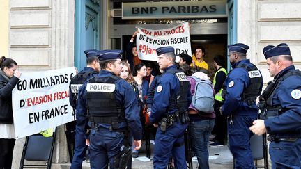 Des manifestants altermondialistes manifestent devant la banque BNP Paribas, en novembre 2016, à Bordeaux.&nbsp; (GEORGES GOBET / AFP)