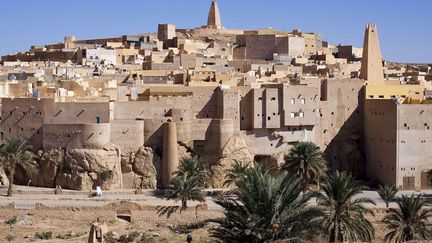 Les constructions de la vallée du M'zab constituent un ensemble unique et spectaculaire. Situés à 600 km au sud de la ville d'Alger, au cœur du désert saharien, les cinq ksour (villages fortifiés) de la vallée du M'Zab forment un ensemble homogène extraordinaire constituant la marque, dans le désert, d'une civilisation sédentaire et urbaine. «Le paysage de la vallée du M’Zab, créé au Xe siècle par les Ibadites autour de leurs cinq ksour, ou villages fortifiés, semble être resté intact. Simple, fonctionnelle et parfaitement adaptée à l’environnement, l’architecture du M’Zab a été conçue pour la vie en communauté, tout en respectant les structures familiales. (...) Constituée des ksour et des palmeraies d'El-Atteuf, de Bounoura, Melika, Ghardaïa et Béni-Isguen (fondés entre 1012 et 1350), la vallée du M'Zab a conservé depuis le XIe siècle pratiquement le même mode d'habitat et les mêmes techniques de construction. C’est une source d’inspiration pour les urbanistes d’aujourd’hui», note l'Unesco. (SEUX PAULE / HEMIS.FR / HEMIS )