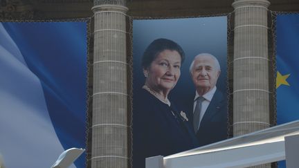 Les portraits de Simone et Antoine Veil devant le Panthéon à Paris, le 29 juin 2018. (ALPHACIT NEWIM / CROWDSPARK / AFP)