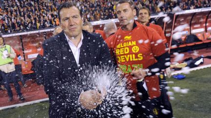 Marc Wilmots sabre le champagne après la qualification de la Belgique pour le Mondial-2014