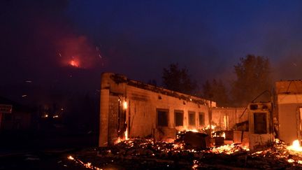 Un bâtiment détruit par les flammes du "Dixie Fire" à Greenville, en Californie, le 5 août 2021. (NEAL WATERS / ANADOLU AGENCY / AFP)