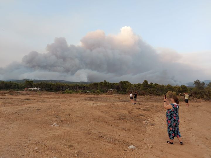 Le soir, certains Athèniens s'approchent au plus près des barrages pour observer les feux, comme ce 9 août 2021. (ERIC AUDRA / RADIO FRANCE)