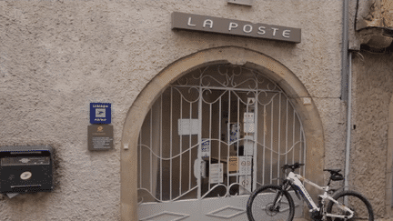 La Poste a décidé de réorganiser son implantation dans les zones rurales avec l'ouverture de 1 000 bureaux le samedi matin, dans les prochains mois. Cette initiative est appréciée par les habitants du village de Lautrec, dans le Tarn. (France 2)