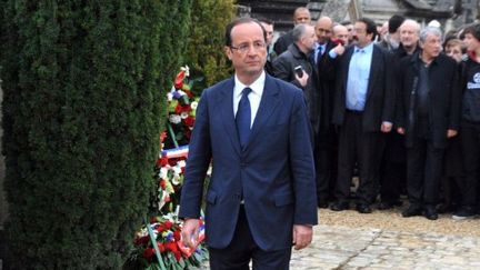 François Hollande, le 8 janvier 2012, au cimetière de Jarnac où repose François Mitterrand. (PIERRE ANDRIEU / AFP)