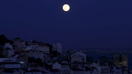 La pleine lune veille sur Lisbonne (Portugal), le 23 juin 2013. (ARMANDO FRANCA / AP / SIPA )