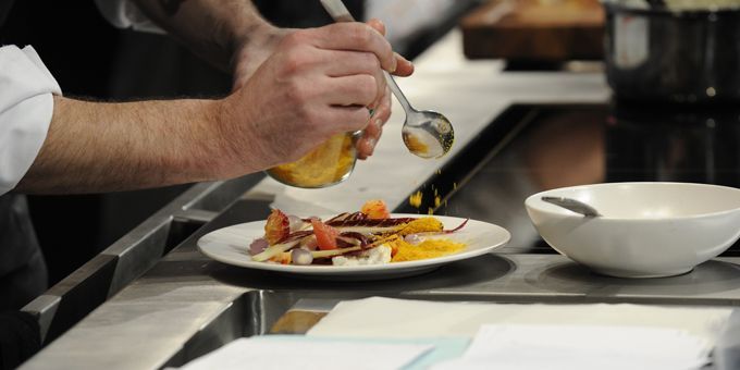 Le geste précis d&#039;un chef au Omnivore Food Festival.
 (Droits réservés)