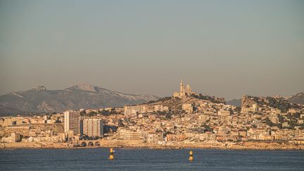 Une vue de Marseille depuis l'île du Frioul, le 31 juillet 2022. (STEPHANE FERRER / HANS LUCAS / VIA AFP)