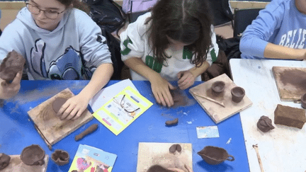 Éducation : l’association "De l’Or dans les Mains" initie des collégiens aux métiers manuels (France 2)