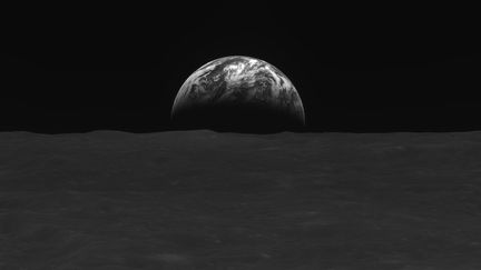 Une image prise le 31 décembre 2022, fournie par l'Institut coréen de recherche aérospatiale, montre la surface lunaire et la Terre prises par l'orbiteur lunaire sud-coréen Danuri, après avoir atteint la Lune. (HANDOUT / KARI)