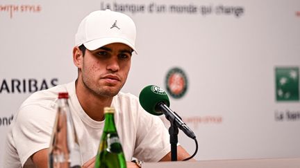 Carlos Alcaraz en conférence de presse après sa défaite en demi-finales de Roland-Garros, vendredi 9 juin. (ANNA KURTH / AFP)