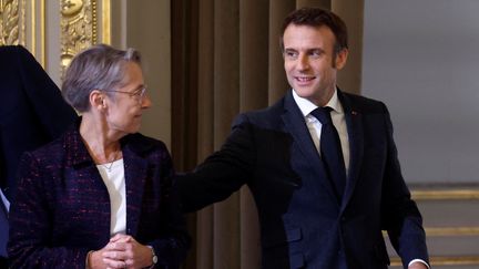 Elisabeth Borne et Emmanuel Macron, à l'Elysée, en décembre 2022. (GONZALO FUENTES / MAXPPP)