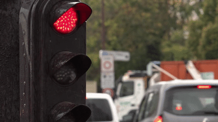 Sécurité routière : une étude alerte sur les comportements dangereux au volant, notamment les feux rouges dépassés (France 2)